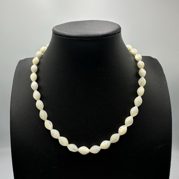 Vintage Mother of Pearl Beaded Necklace Twist Oval Beads Barrel Clasp 14.5 Inch - Picture 1 of 8